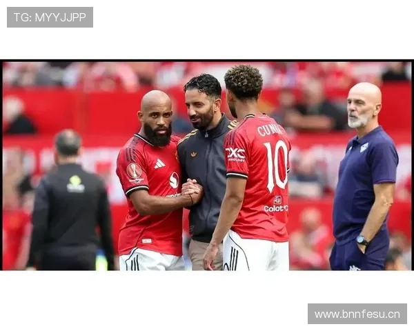 曼联更衣室矛盾再度曝光：问题发酵影响球队稳定性，赛季走势面临考验