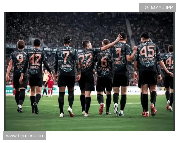 拜仁慕尼黑防守体系隐患显现：高压策略失位问题对赛季走势形成制约